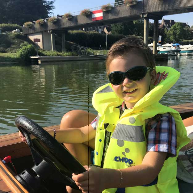 Jeune capitaine qui pilote un bateau de plaisance sans permis à Dole